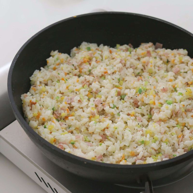 팬에 버터를 두르고 양파, 당근, 호박, 햄, 밥 순으로 넣고 약간의 소금, 후추를 뿌려 볶아주세요. 야채와 밥이 볶아지면, 생크림을 넣어 중불에서 2분정도 더 볶고 소금, 후추로 밑간 해주세요.