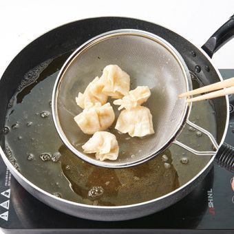 팬에 기름을 붓고 교자를 튀겨주세요.