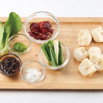 교자와 재료를 준비해 주세요. (교자는 카테고리 내 레시피를 참조해 주세요.)