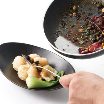 튀겨낸 교자를 그릇에 담고 순서 3을 뿌리면 완성이예요.
*Tip. 검은콩 소스는 쉽게 말해 고추기름을 말해요.