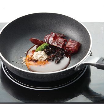 팬에 고추기름을 두르고 준비한 채소와 분량의 재료로 만든 소스를 넣고 볶아주세요.