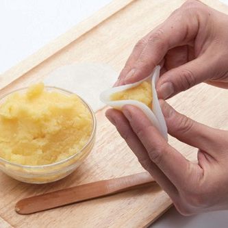 양 손을 이용하여 삼각형으로 접어주세요.