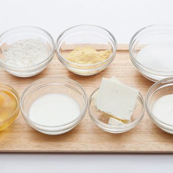 커스터드 수정교자을 위한 재료 이미지로 밀가루,설탕,생크림,연유,우유 등으로 구성 되어있습니다.