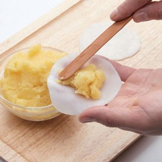 찜기에서 꺼낸 속재료는 식혀서 치대어 만들고, 피의 중앙에 속재료를 넣어주세요.
