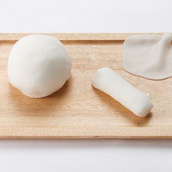수정교자를 반죽해서 피를 만들어 주세요.