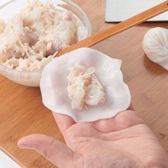 피의 중앙에 속재료를 넣어주세요.