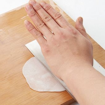 끓는 물로 반죽하고 밀어서 피를 준비해 주세요.