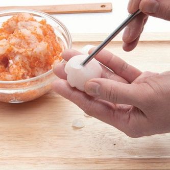 피를 소량씩 뜯어서 동그랗 게 비빈 후 누른 것을 여러 장 만들고 중심에 한 장 한 장 붙여주세요.