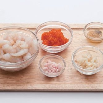 날치알 수정교자을 위한 재료 이미지로 새우,죽순,돼지고기 A 지방,날치알 등으로 구성 되어있습니다.