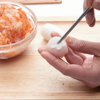 꽃 모양을 만들듯 겹쳐 붙이고 찜기에서 7분간 쪄주세요.
*Tip. 날치알은 먹기 직전에 해동하여 사용합니다. 날치알 특유의 비린맛을 제거하기 위해 흐르는 물에 씻어 짠맛을 없애고, 물기를 제거한 후 화이트와인이나 청주에 5분간 담가주세요.