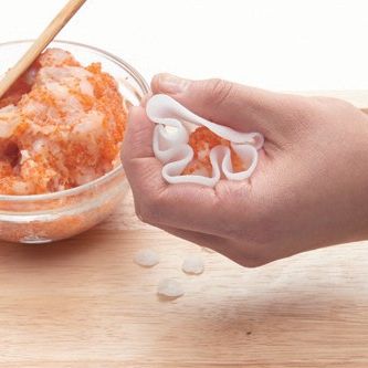 속재료를 감싸듯 오무려 감싸주세여.