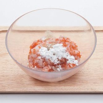 볼에 순서 1과 분량의 소스를 넣고 치대어 속재료를 준비해 주세요.