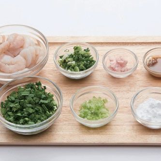 토끼 모양 교자을 위한 재료 이미지로 새우,부추,쪽파,샐러리,돼지고기 A 지방 등으로 구성 되어있습니다.