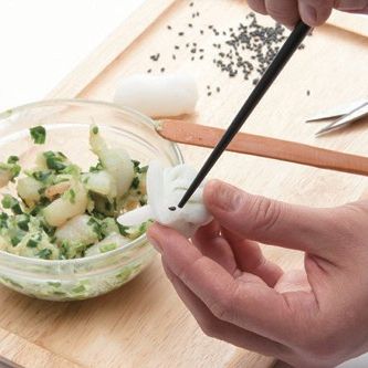 뒤집어서 세운 후 검정깨를 이용해 눈을 붙이고 찜기에서 4분간 쪄주세요.