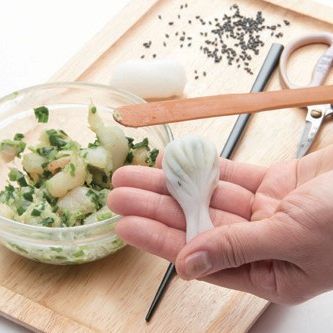양 끝 부분을 합쳐서 길게 빼 주세요.