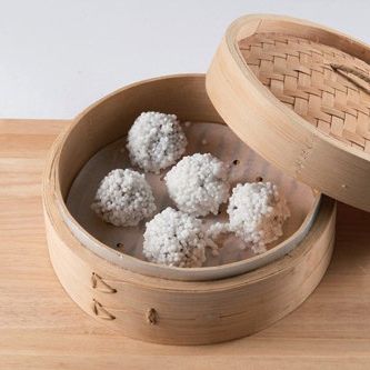 찜기에서 5분간 쪄 내면 완성이예요.
*Tip. 타피오카를 사용할 때 미리 물에 불려 놓지 않으면 찌는 시간도 길어지고 투명도가 낮아져요!