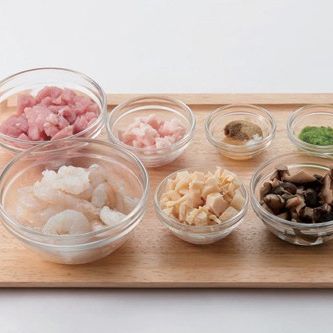 돼지고기 등심, 죽순, 표고버섯은 사방 1cm로 썰어서 준비해 주세요.