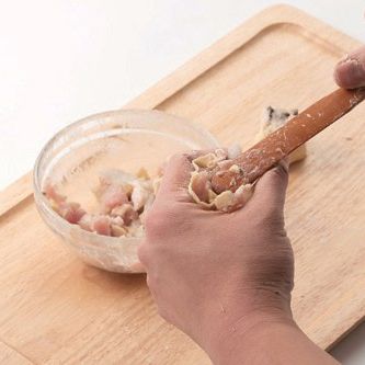 엄지와 검지 사이에 얹어 모양을 만들고 찜기에 4분간 쪄 주세요.
*Tip. 1. 피에 속재료를 넣어 완성할 때 피를 덮는 식으로 쌓아야 찌고 나서도 마르지 않아요.
2. 피 반죽시 밀가루 500g 기준으로 뜨거운 물 150g, 찬물 150g을 넣어 반죽하면 찰진 식감을 얻을 수 있답니다.