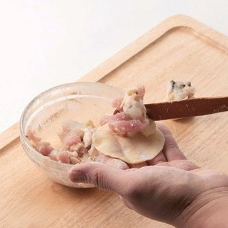 동그랗게 피를 밀어 준비하고, 피 중앙에 속재료를 넣어주세요.