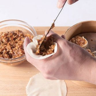 검지와 엄지로 잡아서 모양을 만들고 찜기에서 5분간 쪄주세요.
*Tip.1. 찹쌀을 찔 때 일반적으로 밥을 할 때보다 밥물의 양을 적게 잡아 주세요.
2. 채소나 육류를 더하면 식감이 살고 모양이 더 좋아진답니다.