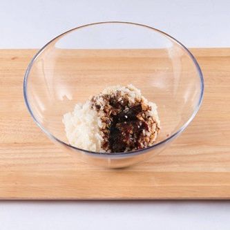 볼에 찹쌀과 소스를 넣고 치대주세요.