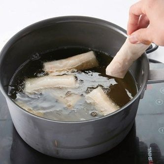 가열된 기름에 넣고 튀겨주세요.