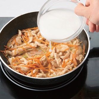 물전분을 넣어 농도를 맞춰주세요.