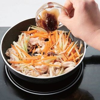 순서 3에 순서 1을 넣고 분량의 소스를 넣어 볶아주세요.