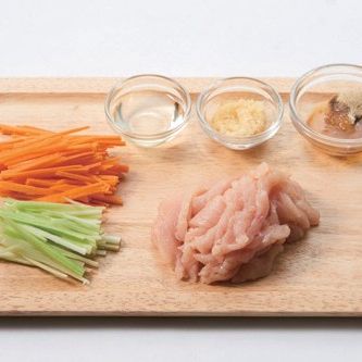 채소 춘권을 위한 재료 이미지로 당근,샐러리,닭가슴살,마늘 등으로 구성 되어있습니다.