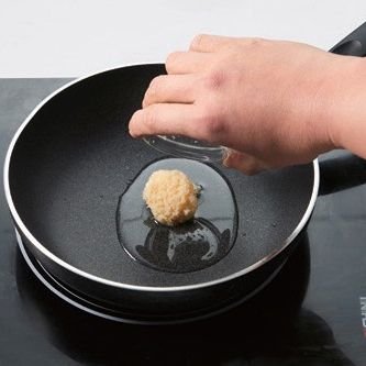 팬에 마늘을 볶아 마늘 향을 내주세요.