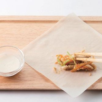 준비해둔 춘권피 위에 볶은 속재료를 넣어 감싸주세요.