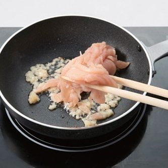 닭가슴살을 넣어 볶아주세요.