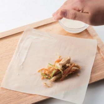 춘권피 모서리 부분에 밀가루 풀을 발라주세요.