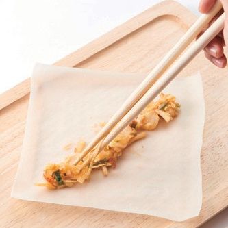 준비해둔 춘권피의 중앙에 속재료를 길게 넣어주세요.