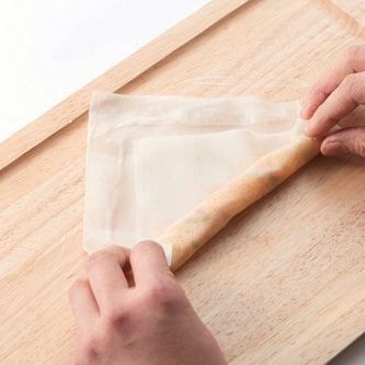 춘권피는 반으로 접고 가늘고 길게 말아줍니다.
