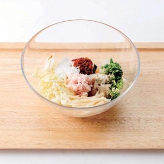 볼에 순서 1과 분량의 소스를 넣고 새우를 으깨면서 치대주세요.