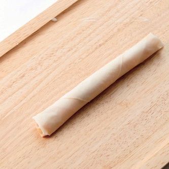 일정한 굵기로 말아준 후 가열된 기름에 넣고 색이 변할 때까지 튀겨주면 완성이예요.
*Tip. 밀가루풀을 꼼꼼히 발라야 튀길 때 예쁜 모양을 얻을 수 있답니다.