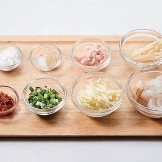 매콤 새우 스틱 춘권을 위한 재료 이미지로 새우,배추,죽순,돼지고기 A 지방,쪽파 등으로 구성 되어있습니다.