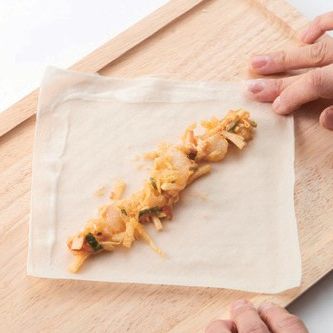 춘권피 사방에 밀가루 풀을 발라주세요.