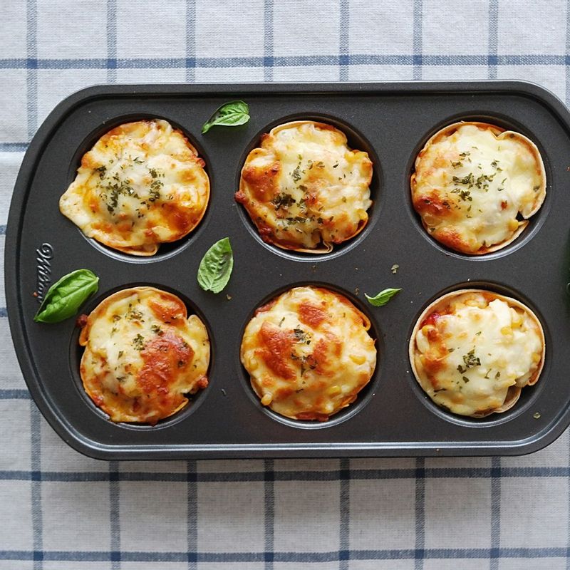 파슬리가루를 살짝 뿌리고 180도로 예열한 오븐에 10~15분간 구워주세요.