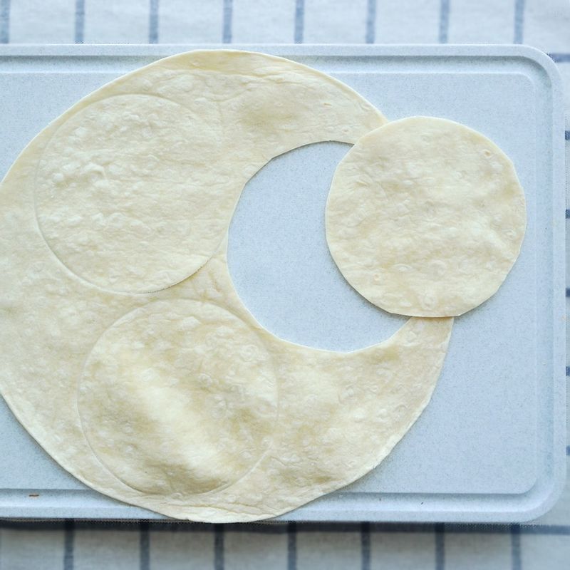 평평한 곳에 토르티야를 놓고 동그란 틀이나 그릇을 이용하여 작은 원 모양으로 찍어주세요