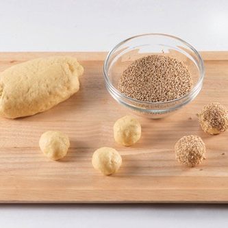 반죽을 분량의 크기로 잘라서 동그랗게 빚은 후 깨를 묻혀주세요.