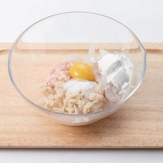 볼에 순서 1을 넣고 분량의 소스 재료를 넣고 치대주세요.