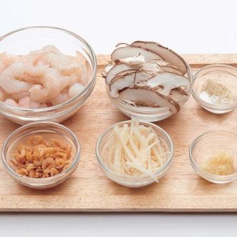 쌀가루 전병을 위한 재료 이미지로 새우,죽순,표고버섯,불린 샤미,돼지고기 A 지방 등으로 구성 되어있습니다.