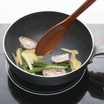 팬에 생강, 쪽파, 표고버섯을 넣고 태우기 직전까지 볶아 주세요.