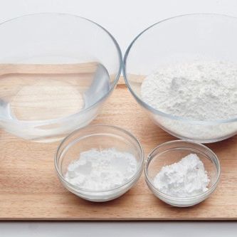 분량의 피 반죽 재료를 모두 넣어 골고루 섞어주세요.