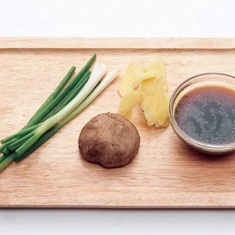 분량의 소스2 재료를 골고루 섞어서 소스를 만들어 주세요.