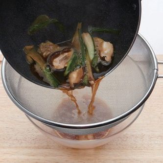 순서 10의 소스를 체로 걸러 주세요.