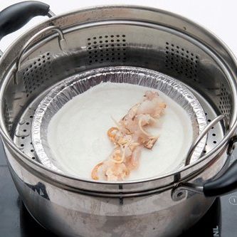 얇게 핀 피 위에 순서 2를 넣고 5분간 쪄주세요.