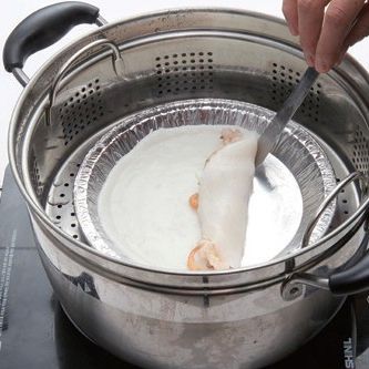 피와 속재료가 쪄지면 피를 돌돌 말아주세요.